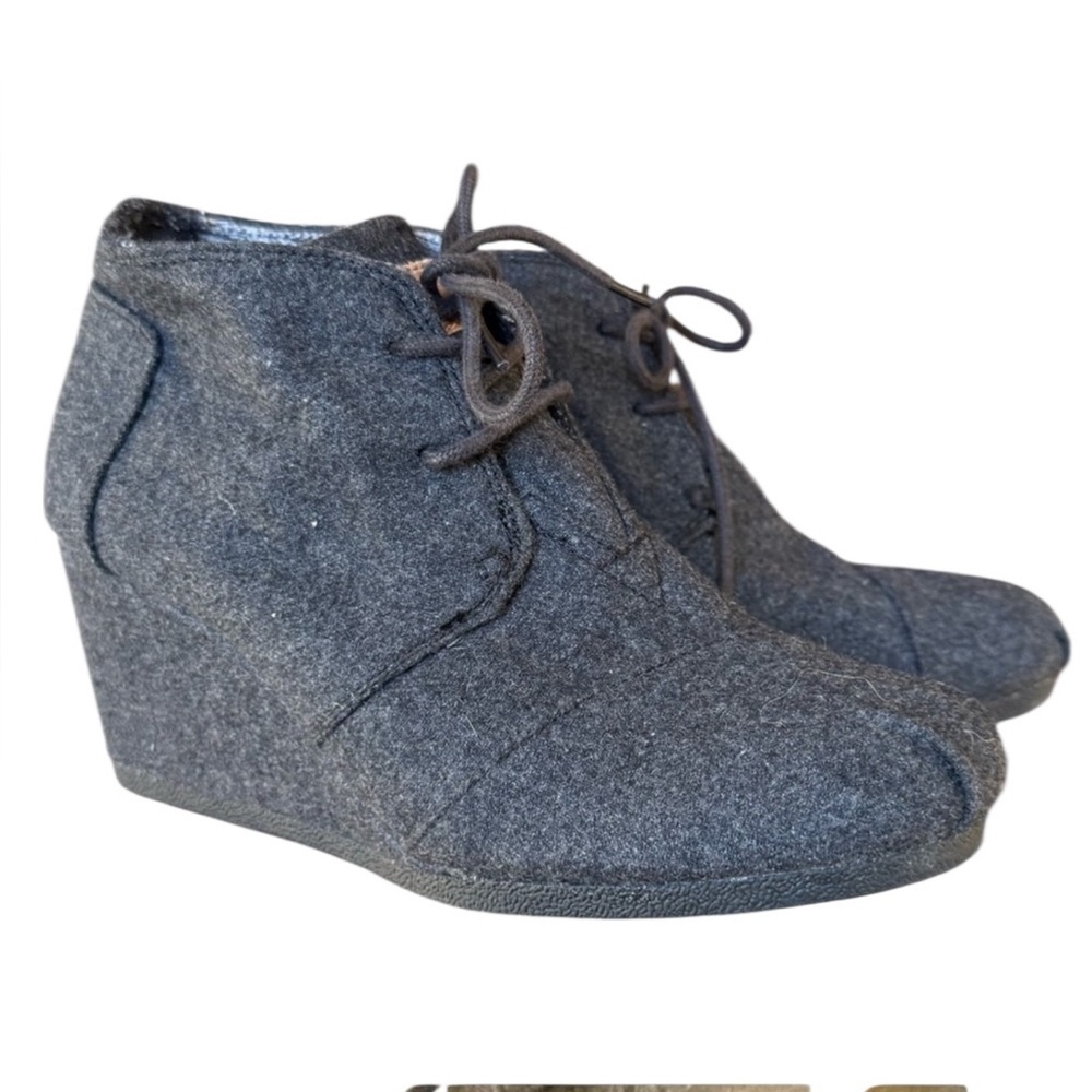 TOMS ladies, fabric lace up gray slate booty excellent condition size 8
